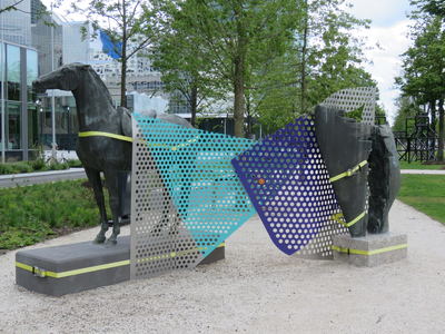 844055 Afbeelding van drie beeldhouwwerken aaneen: 'Groot gezadeld paard', brons, van Hans Wimmer uit 1967 (links) en ...